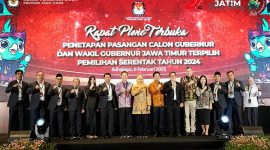 Komisioner KPU Jatim berfoto bersama Gubernur dan Wakil Gubernur Terpilih (Sumber: Foto Instagram KPU Jatim)