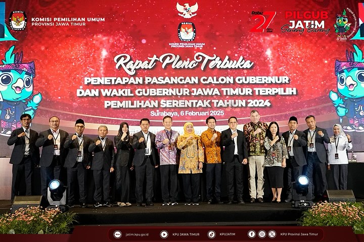 Komisioner KPU Jatim berfoto bersama Gubernur dan Wakil Gubernur Terpilih (Sumber: Foto Instagram KPU Jatim)