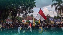 Masyarakat Jember Demo Minta Hentikan Aktivitas Produksi Dan Cabut Izin Semua Industri Tambak Udang di Pesisir Selatan (Sumber: frensia.id/ Gita Pamuji)