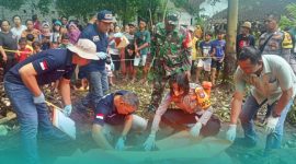 Pihak Kepolisian dan Petugas Saat Mengevakuasi Mayat Bayi Laki-Laki Ditemukan Terkubur di Lahan Kosong Andongsari Jember
(Sumber: Istimewa)