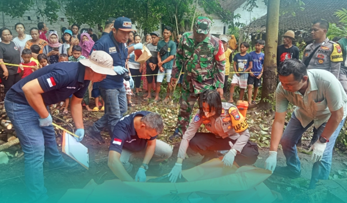 Pihak Kepolisian dan Petugas Saat Mengevakuasi Mayat Bayi Laki-Laki Ditemukan Terkubur di Lahan Kosong Andongsari Jember
(Sumber: Istimewa)
