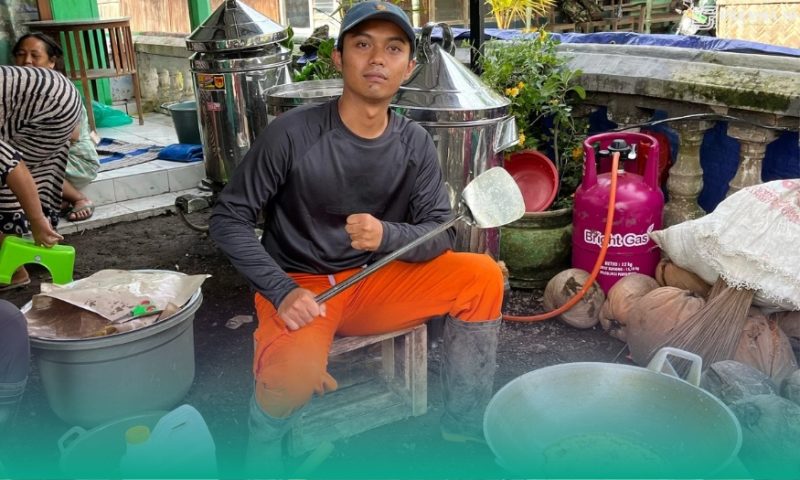 Gambar Siapa Paling Tanggap Bantu Korban Banjir Wonoboyo Bondowoso?. Salah satu anggota komunitas Makelar Akhirat (Sumber: Istimewa)