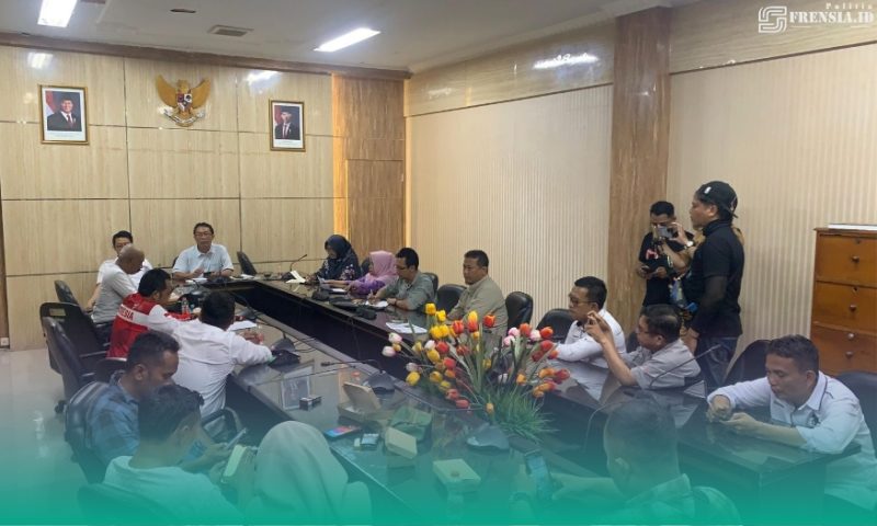 Gambar Sejumlah sopir truk bersama dengan pelaku industri dan UMKM mendatangi kantor Dewan Perwakilan Rakyat Daerah (DPRD) Jember (Sumber: Istimewa)