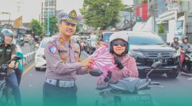 Unik! Polisi Bagi-Bagi Jas Hujan, Saat Operasi Keselamatan Semeru di Jember (Sumber: Satlantas Polres Jember)
