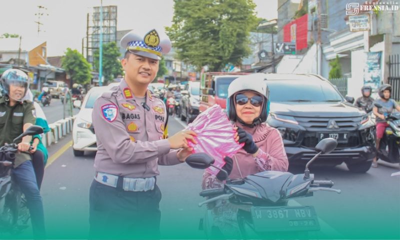 Unik! Polisi Bagi-Bagi Jas Hujan, Saat Operasi Keselamatan Semeru di Jember (Sumber: Satlantas Polres Jember)