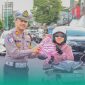 Unik! Polisi Bagi-Bagi Jas Hujan, Saat Operasi Keselamatan Semeru di Jember (Sumber: Satlantas Polres Jember)