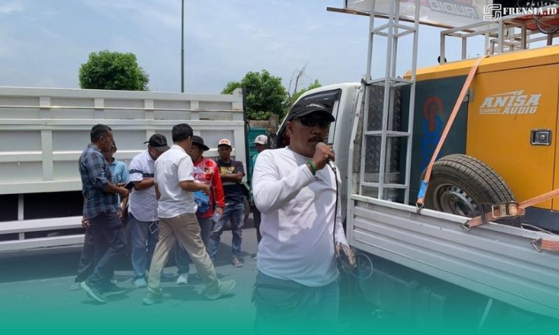 Gambar Unjuk Rasa Depan Pemkab Jember, Belum Dapat Solusi, Beberapa Sopir Truk dan Aktor Industri UMKM Datangi Kantor DPRD (Sumber: Istimewa)