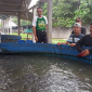 Heri Nova (kaos hitam) sedang memberi pakan Lele (Foto: Arif)