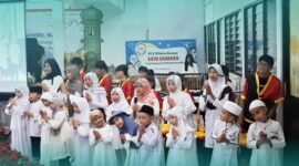 Momen para Siswa dari Berbagai Agama Sekolah Tiga Bahasa Rukun Harapan Menyanyikan lagu Ramadan Tiba saat Buka Bersama Nyai Sinta (Sumber: frensia.id/ Faiq Al Himam)