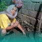 Potret Kasun Darungan, Desa Sruni, Kec. Jenggawah saat meguburkan ari-ari Bayi yang Dibuang (Sumber: frensia.id/ Faiq Al Himam)