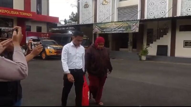 Pelaku penipuan dibawa ke Mapolres Jember (Sumber foto: istimewa)