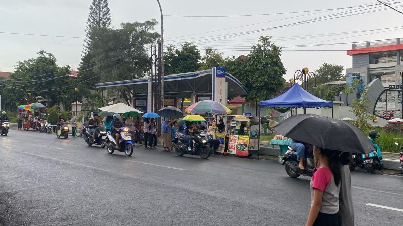 Seru! Menjelang Buka Puasa Ramadan, Jalanan Padat Akibat Masyarakat War Takjil

(Sumber foto: Sigit Gita Pamuji)