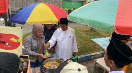 Wabup Jember saat kunjungan ke Bazar UMKM (Sumber foto: Sigit Gita Pamuji)