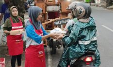 Buka Puasa Gratis Sepanjang Ramadan 2025! Alfamart dan WINGS Group Gandeng Warteg UMKM di 36 Kota Bantu Kaum Duafa<br>