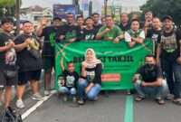 Komunitas Bonek Jember foto bersama setelah bagi-bagi takjil (Sumber foto: Sigit Gita Pamuji)
