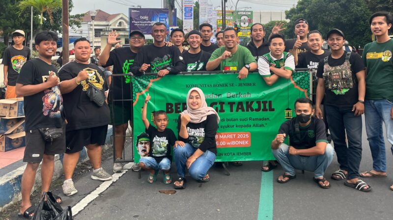 Komunitas Bonek Jember foto bersama setelah bagi-bagi takjil (Sumber foto: Sigit Gita Pamuji)