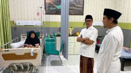 Wabup Djoko Susanto (tengah) saat berkunjung ke Ning Asni (Sumber foto: Sigit Gita Pamuji)