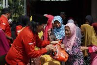 Kader PDI Perjuangan saat bagi-bagi parsel (Sumber foto: istimewa)