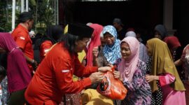 Kader PDI Perjuangan saat bagi-bagi parsel (Sumber foto: istimewa)