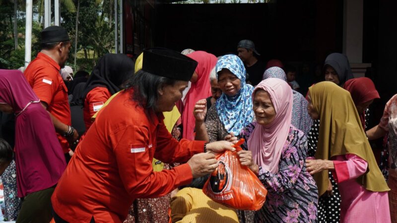 Kader PDI Perjuangan saat bagi-bagi parsel (Sumber foto: istimewa)