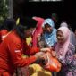 Kader PDI Perjuangan saat bagi-bagi parsel (Sumber foto: istimewa)