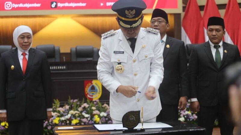 Saksikan Paripurna Serah Terima Jabatan Bupati Jember, Gubernur Khofifah Minta Pemkab Sukseskan Program MBG (Sumber foto: Sigit Gita Pamuji)
