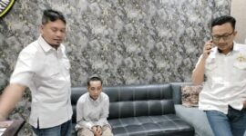 Pelaku (tengah) saat memberikan pengakuan (Sumber foto: Istimewa)