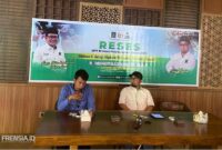 Gus Khozin, anggota DPR RI, berbaju putih duduk di sebelah kanan dalam acara reses Diskusi & Serap Aspirasi Bersama Jurnalis.