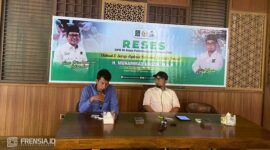 Gus Khozin, anggota DPR RI, berbaju putih duduk di sebelah kanan dalam acara reses Diskusi & Serap Aspirasi Bersama Jurnalis.