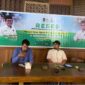 Gus Khozin, anggota DPR RI, berbaju putih duduk di sebelah kanan dalam acara reses Diskusi & Serap Aspirasi Bersama Jurnalis.