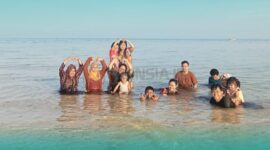 Mandi Pagi di Pantai Bersama Keluarga (Sumber: Rizki Amila untuk Frensia.id) 