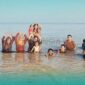 Mandi Pagi di Pantai Bersama Keluarga (Sumber: Rizki Amila untuk Frensia.id) 