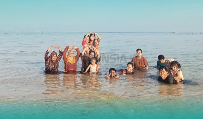 Mandi Pagi di Pantai Bersama Keluarga (Sumber: Rizki Amila untuk Frensia.id) 