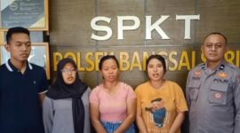 Perempuan yang rekayasa jadi korban begal memberikan klarifikasi di Polsek Bangsalsari (Sumber foto: Istimewa)