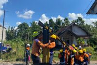 Proses pemasangan portal dimensi (Sumber foto: Sigit)