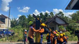 Proses pemasangan portal dimensi (Sumber foto: Sigit)