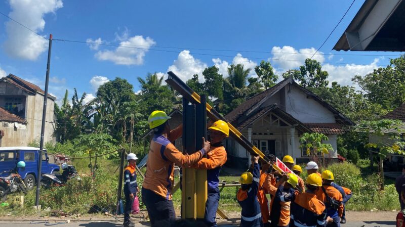 Proses pemasangan portal dimensi (Sumber foto: Sigit)