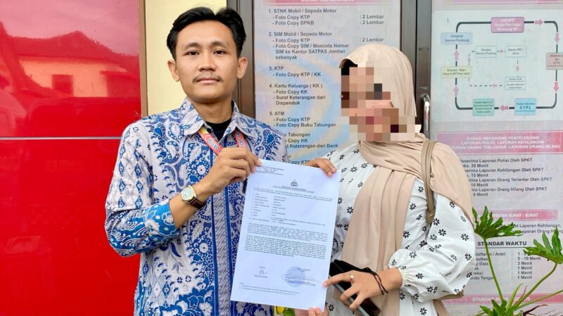 Korban pelecehan seksual dengan didampingi kuasa hukumnya lapor ke Polres Jember (Sumber foto: Sigit)