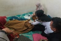 Tim medis saat melakukan pemeriksaan luar (Sumber foto: Istimewa)