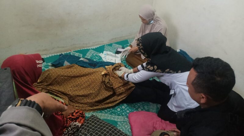 Tim medis saat melakukan pemeriksaan luar (Sumber foto: Istimewa)