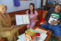 Guru saat mengantarkan ijazah ke rumah salah satu warga (Sumber foto: Sigit)