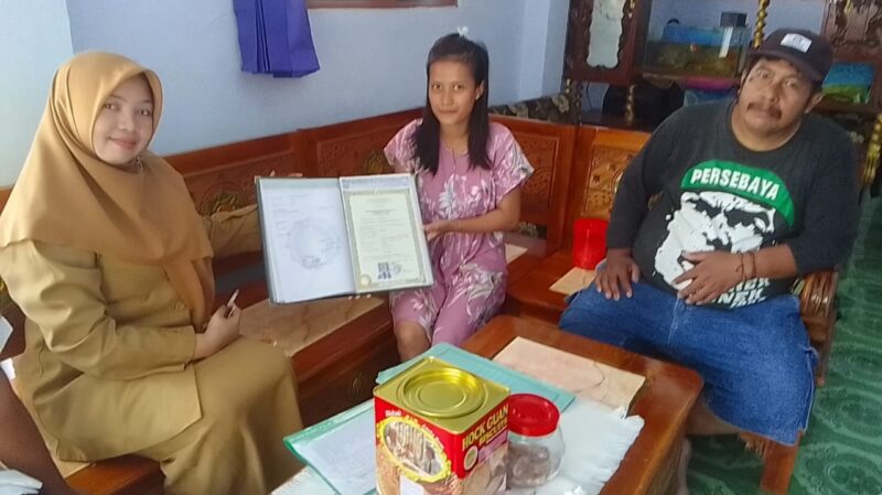 Guru saat mengantarkan ijazah ke rumah salah satu warga (Sumber foto: Sigit)