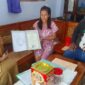 Guru saat mengantarkan ijazah ke rumah salah satu warga (Sumber foto: Sigit)