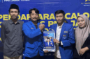 Sai Yusuf bersama Ketua Cabang dan Ketua Kopri PC PMII Kota Malang saat menyerahkan berkas pendaftaran kepada BPK PKC PMII Jawa Timur pada Senin, 26 Mei 2025.