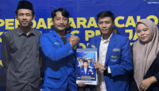 Sai Yusuf bersama Ketua Cabang dan Ketua Kopri PC PMII Kota Malang saat menyerahkan berkas pendaftaran kepada BPK PKC PMII Jawa Timur pada Senin, 26 Mei 2025.