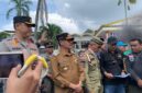 Wabup Jember saat temui massa aksi (Sumber foto: Sigit)
