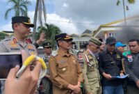 Wabup Jember saat temui massa aksi (Sumber foto: Sigit)