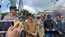 Wabup Jember saat temui massa aksi (Sumber foto: Sigit)
