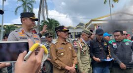 Wabup Jember saat temui massa aksi (Sumber foto: Sigit)