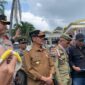 Wabup Jember saat temui massa aksi (Sumber foto: Sigit)
